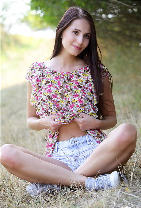 MPL Studios offers a free photo gallery with Vanessa A exhibit amazing form